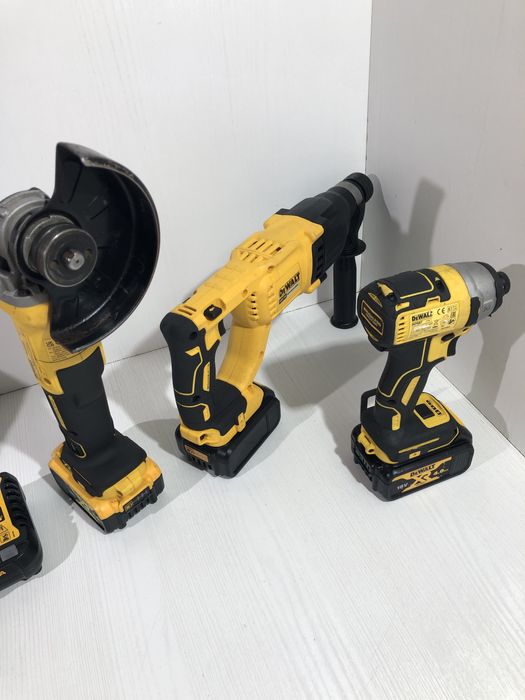 Set Dewalt cu acumulatori