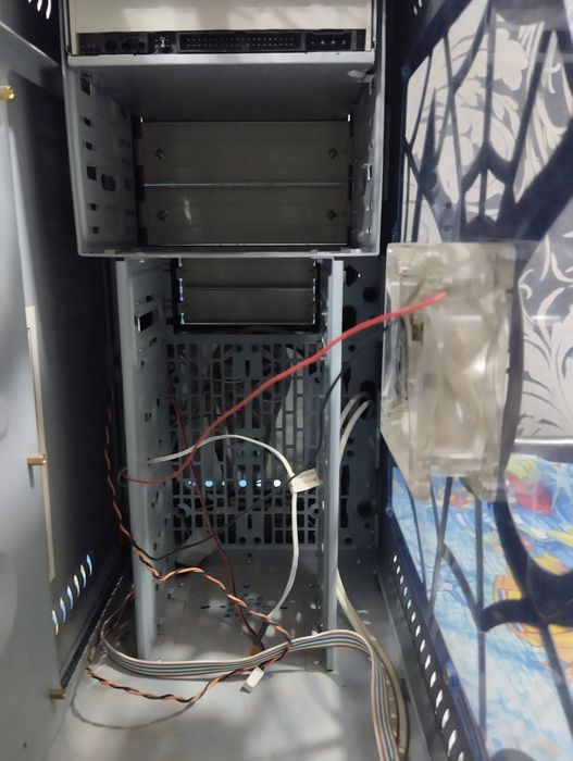 Продаю Корпус цена 250000тыс.сум,состояние бу