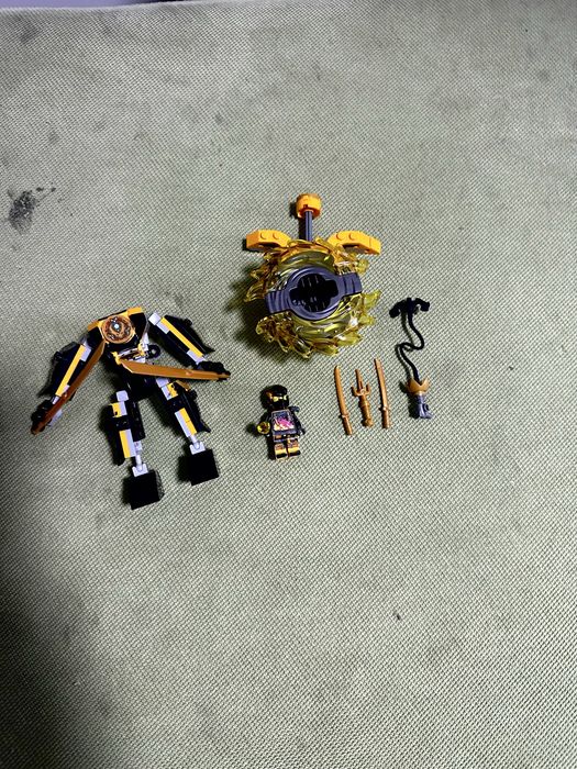 Lot minifigurine si seturi lego ninjago