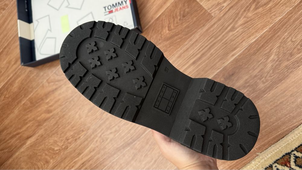 Продам оригинал лоферы от Tommy Hilfiger