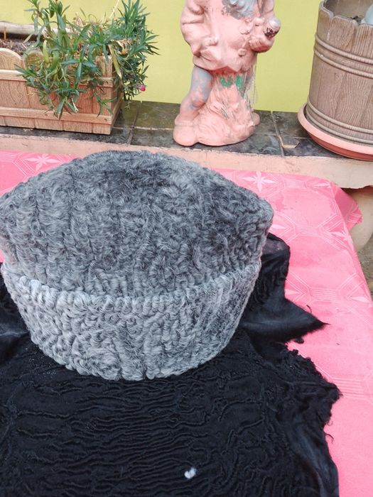 Caciuli din piei de Botoșani la 1200 lei bucata