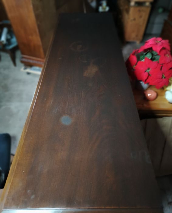 Елегантен дъбов шкаф с дърворезба