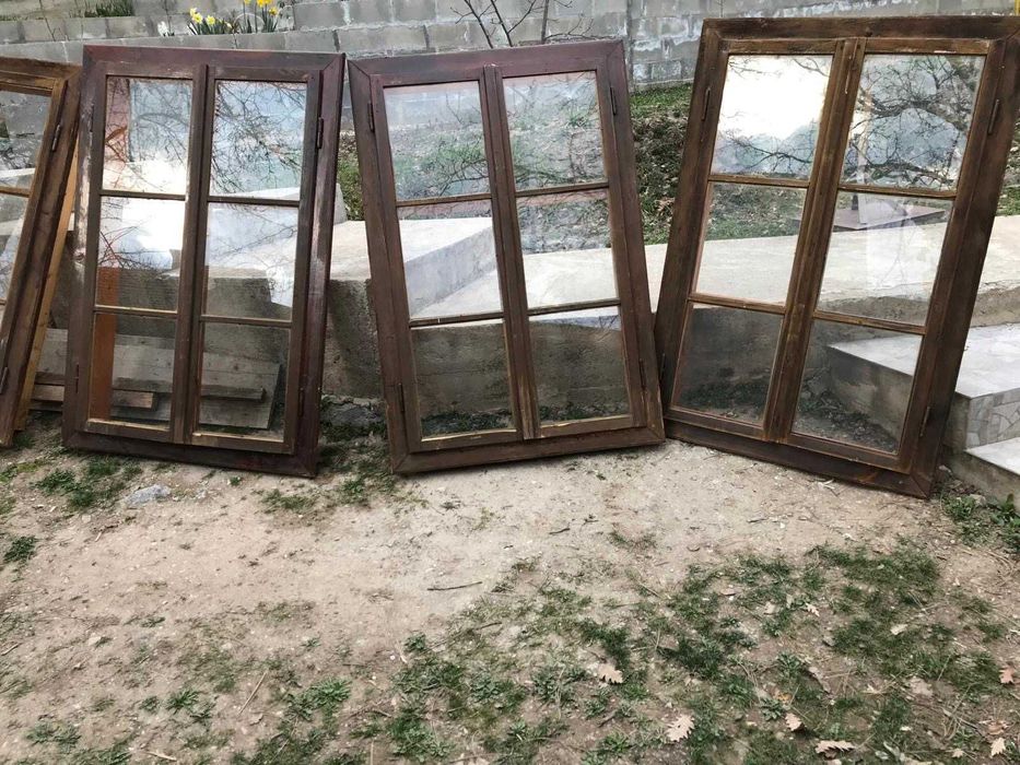Стари дървени прозорци