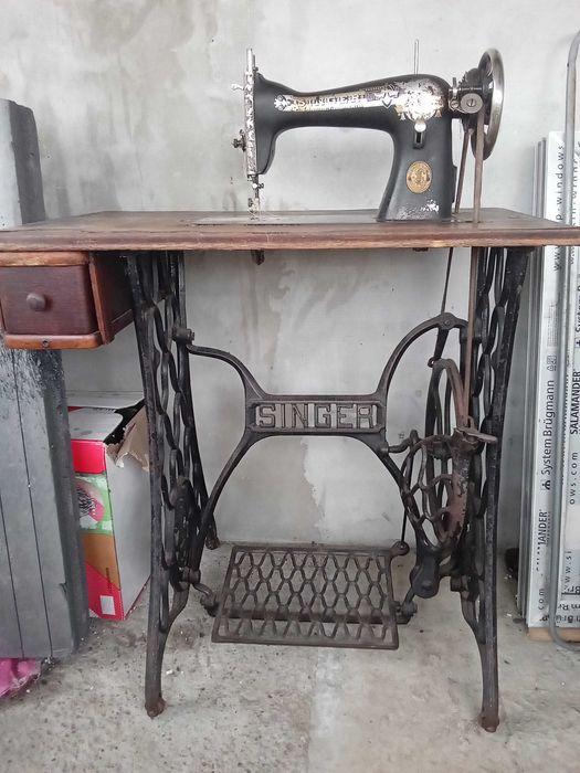masina de cusut foarte veche