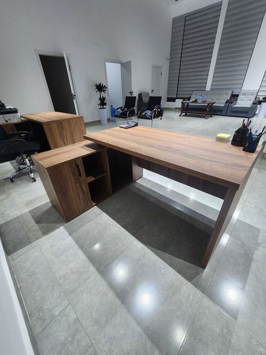 Офисный стол с полками