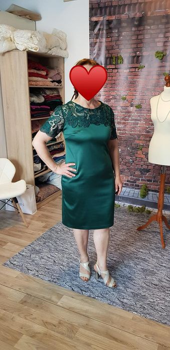 R.      Rochie de  ocazie culoare verde ,dantela in partea de sus ,