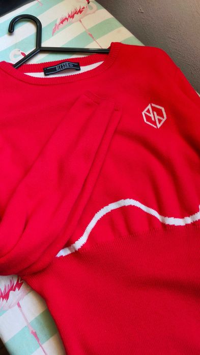 Червен пуловер на Алесса