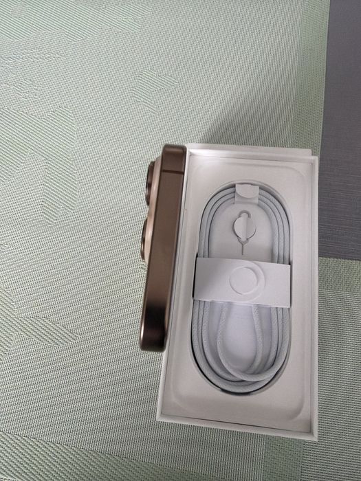 Iphone 16 pro gold