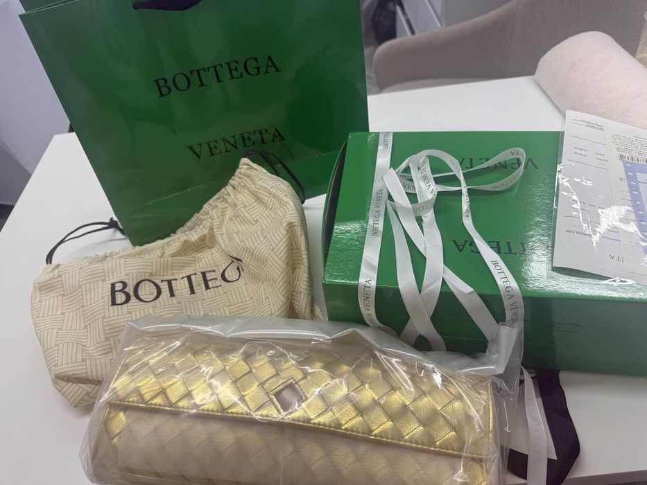 Чисто нова златна чанта Bottega Veneta