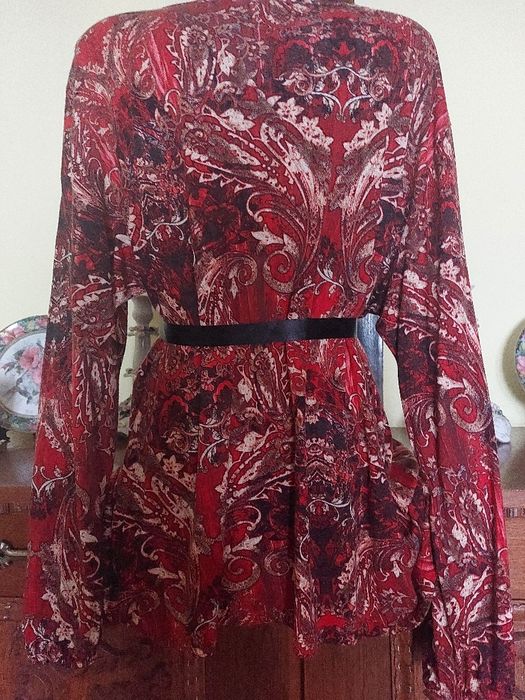 Bluza noua cu arabescuri, culori minunate