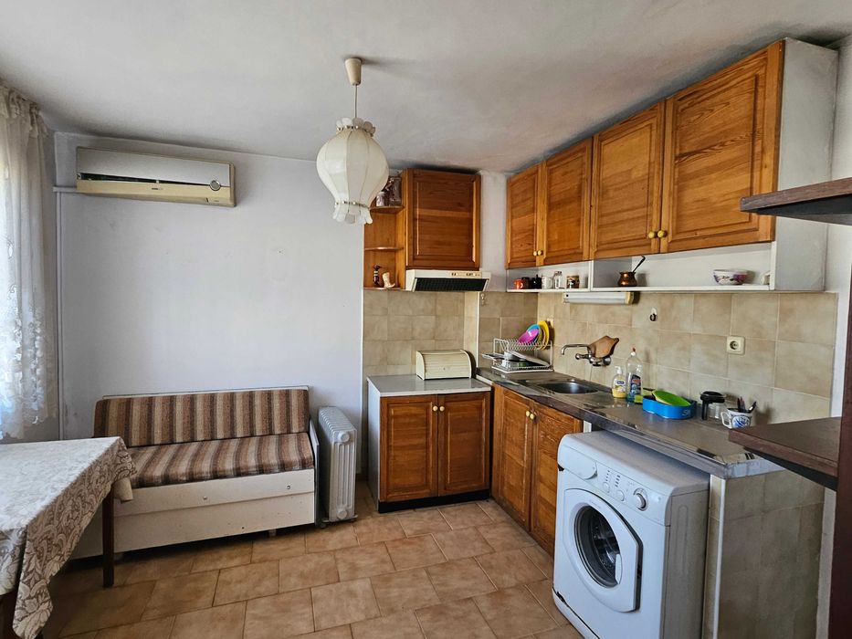 Просторен тристаен, тухлен до Зимно кино Тракия