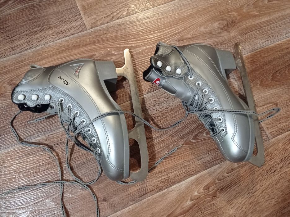 Продам коньки 38 размер