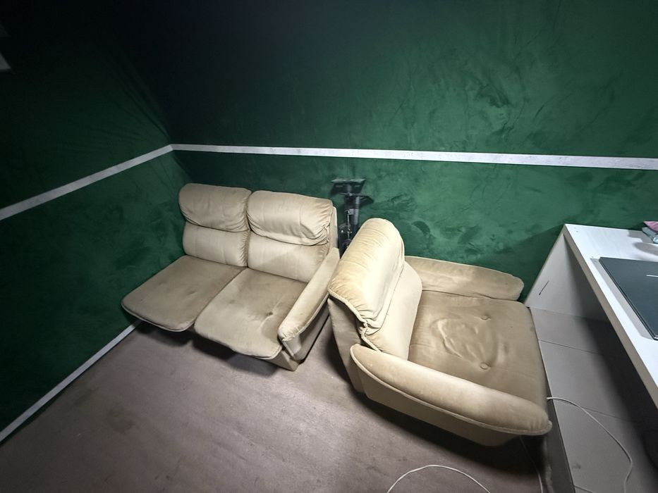 Продаётся старый диван!