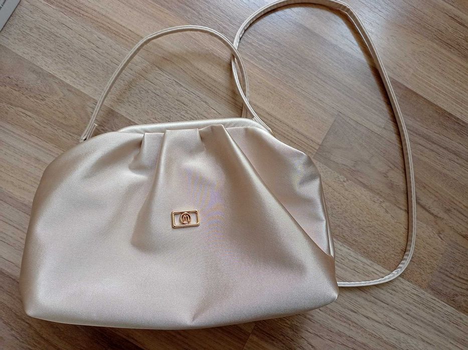 Нова дамска чанта плик/през рамо от сатен в телесен/бежов цвят