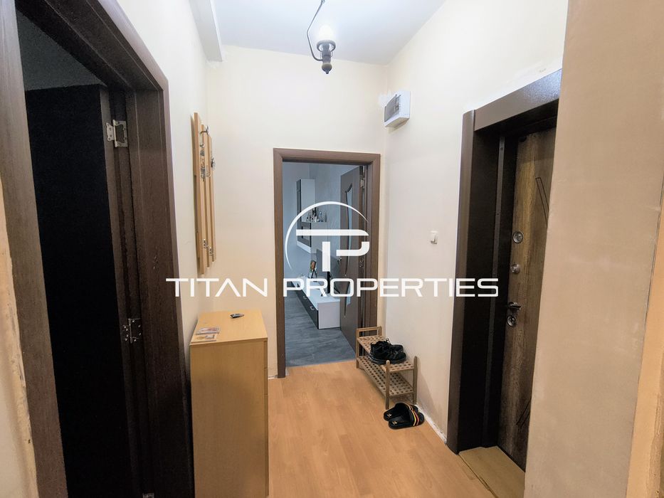 Тристаен апартамент за продажба в Център