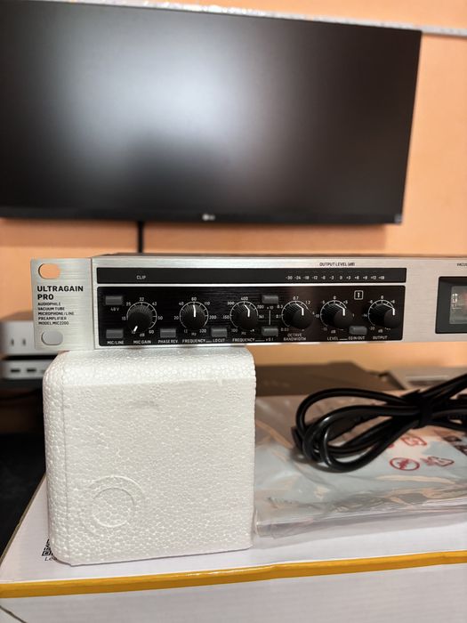 Behringer MIC 2200 V2 preamplificator linie si microfon cu tub in GARANTIE 2027