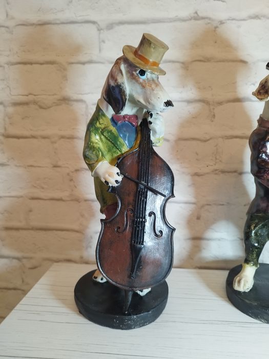 Căței cântăreți, statuete din rasina