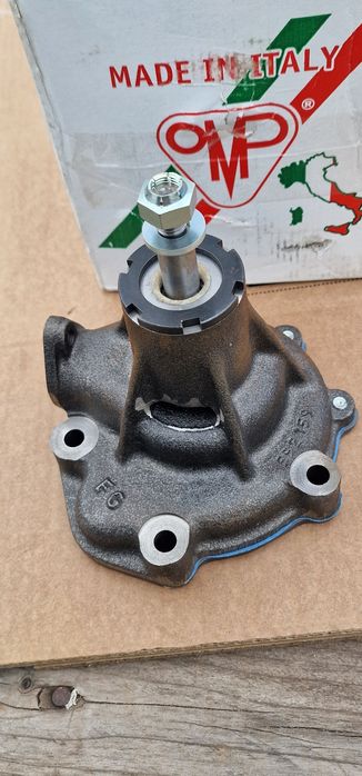 Pompă apa tractor fiat 880 dt import Italia pe original pret 840 lei s