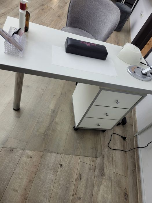 Vând masa manichiură fara aspirator