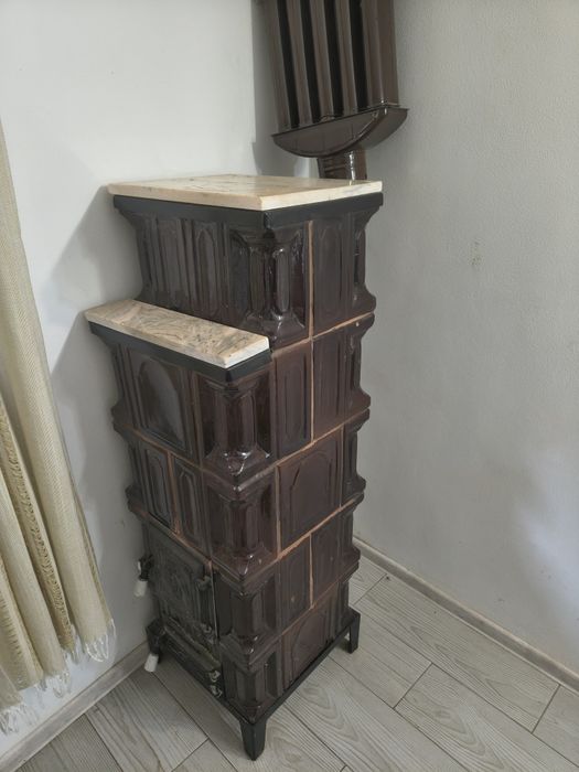 Vând soba de  teracota in stare buna ,cu marmura decor deasupra