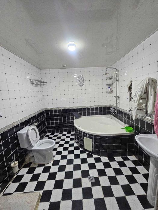 Сергели.Махалля Юкори Дархан.6сотихда 12хонали зор уй сотаман .