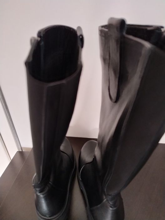 Кожени нови ботуши .