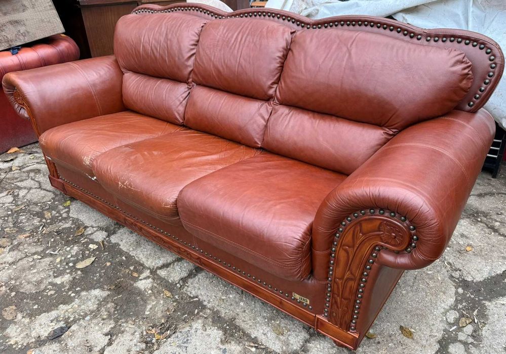 2 buc Canapea Fixa Vintage din Piele cu ornamente sculptate din Lemn