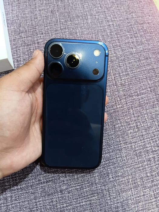 iPhone 17 Pro синий цвет