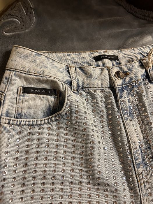 Дънки “PAUSE”, целите в камъни