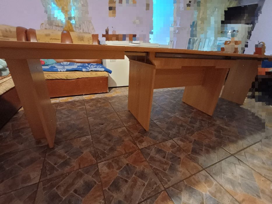 Vând masă foarte frumoasă și aspectoasă.