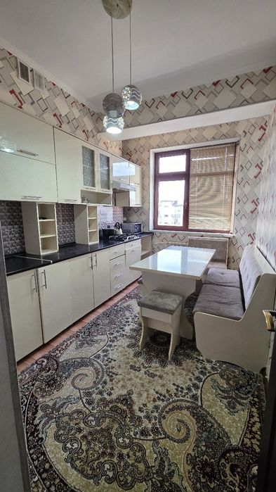 22 maktab tinchlik ofes oldida