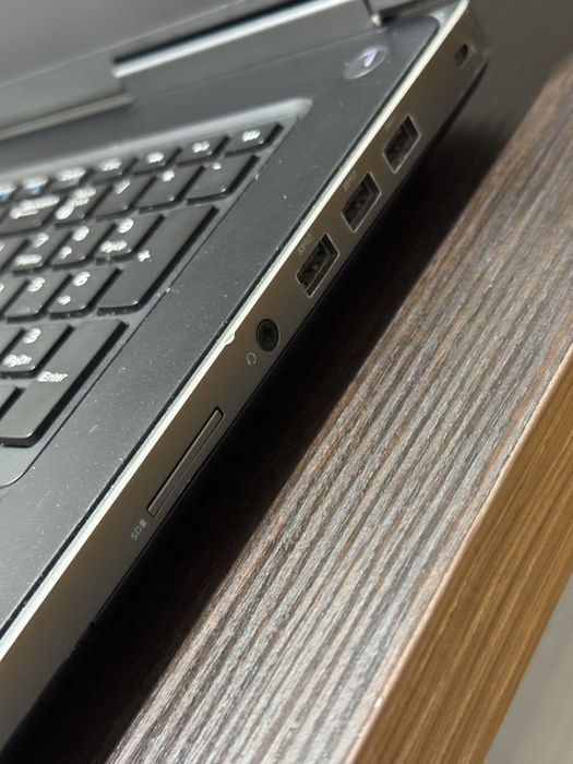 Dell Precision 7710 / i7-6820HQ / 16GB / Radeon R9 M375X 2GB / SSD 512GB
