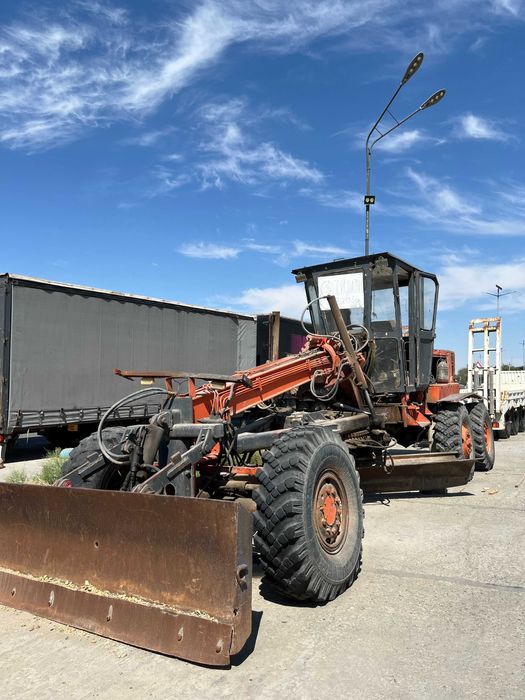 Avtogreyder Автогрейдер sotiladi – zo'r holatda, arzon narxda!