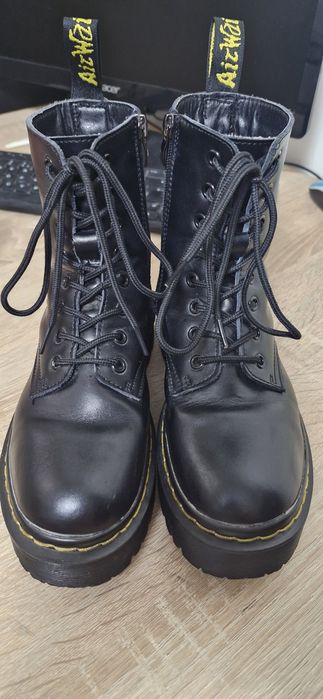 Bocanci cu platforma Dr. Martens