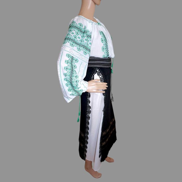 Costum popular cu ie lucrata manual si catrinte fir metalic S-M