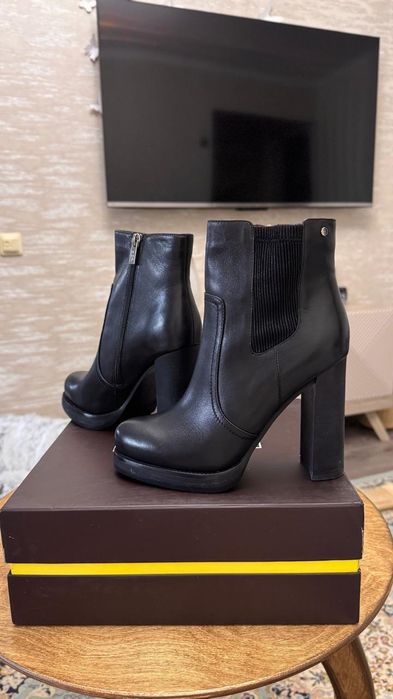 Продам женские ботинки