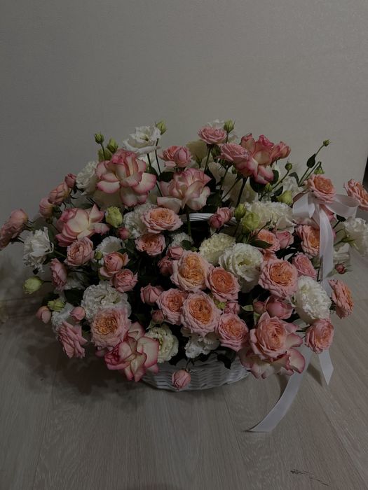 Цветы в корзине свежие