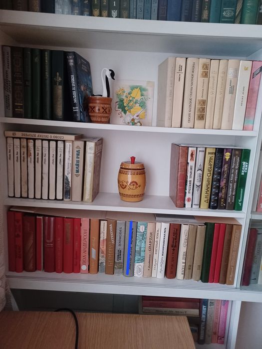 Книги разные. Есть подписные издания.