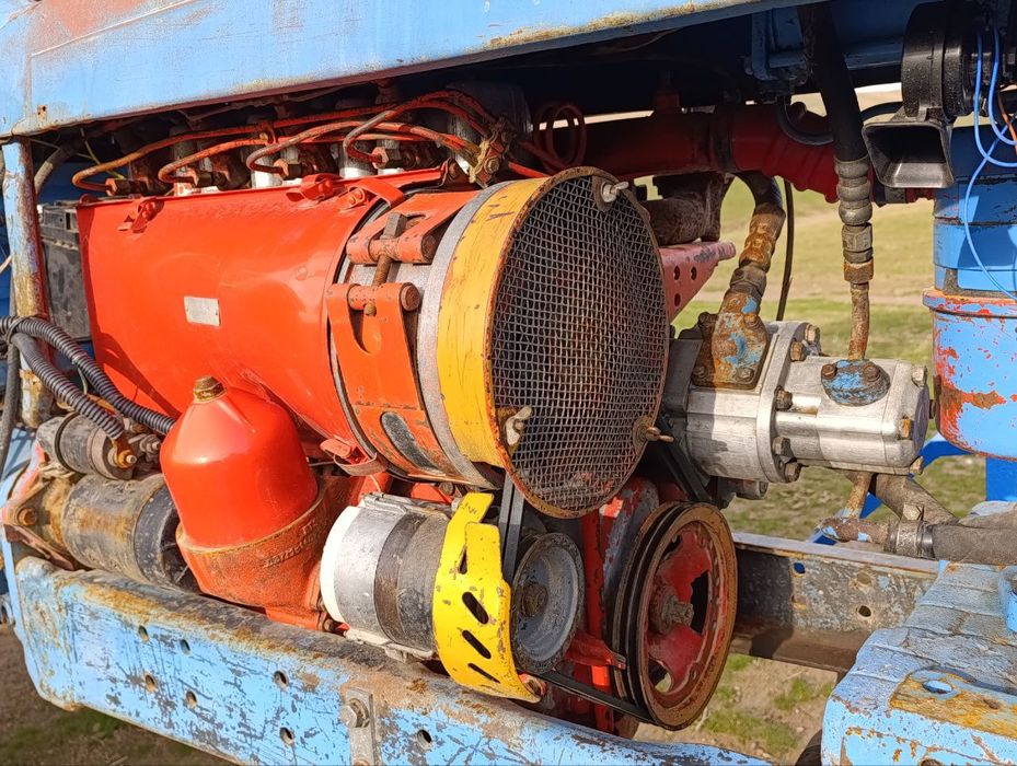 Traktor.  T 28 radnoy karobka , mator ochilmagan . Traktorga javob