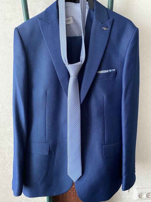 Продам костюм тройку