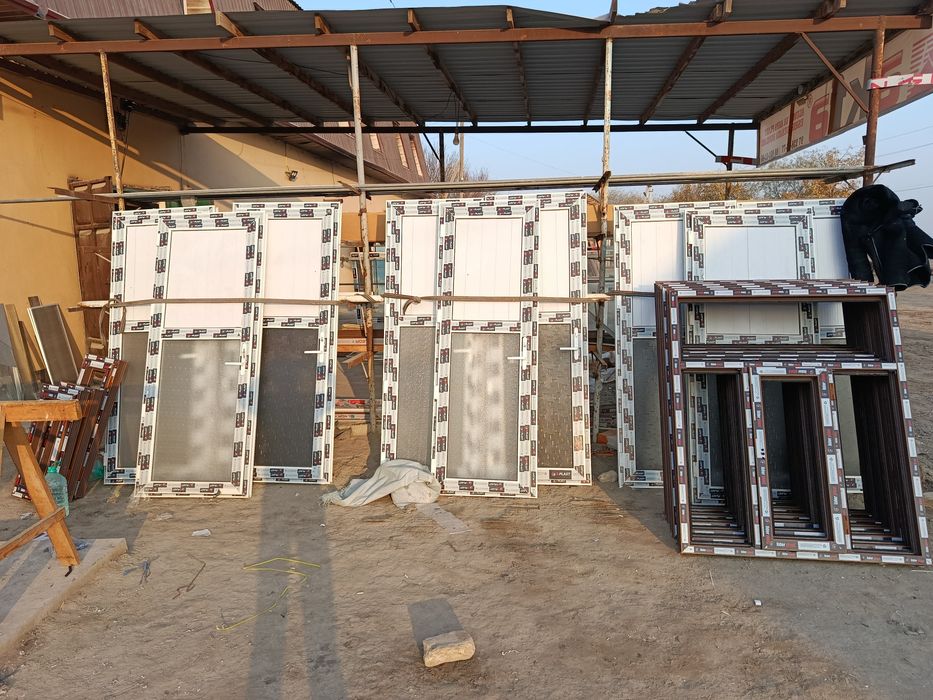 Akfa eshiklar va derazalar bor plast eshik va derazalar ham bor