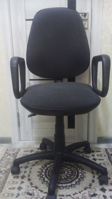 Kreslo sotiladi. 2 ta dona. Amortizator ishlidi. Spinkasi ishlamidi.