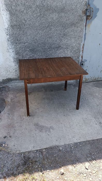 Письменный стол в хорошем состоянии