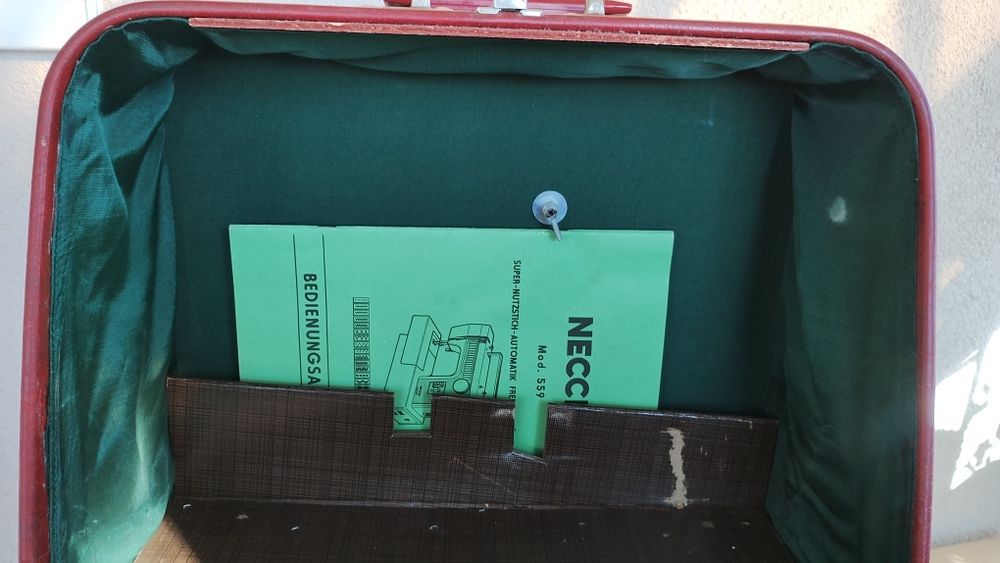 Отлично работеща шевна машина.