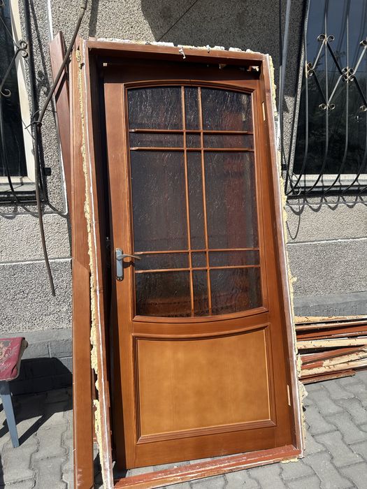 Продам двери. Дерево. В хорошем состояний.