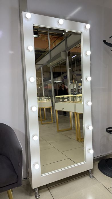 Зеркало с лампочками