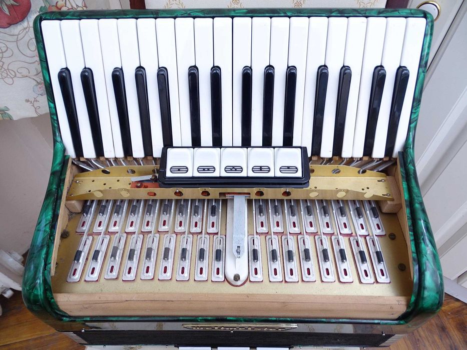 Много запазен стар акордеон Велтмайстер 60 баса