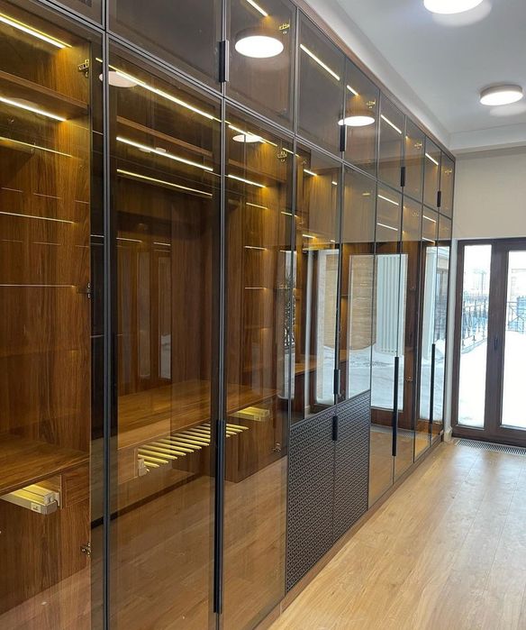 Шкаф витринна в прихожую