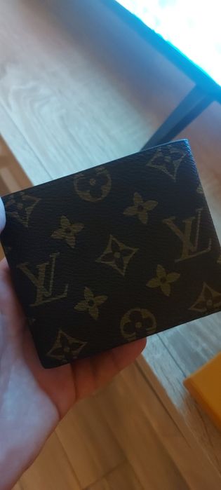 Vând urgent sapca amiri noua