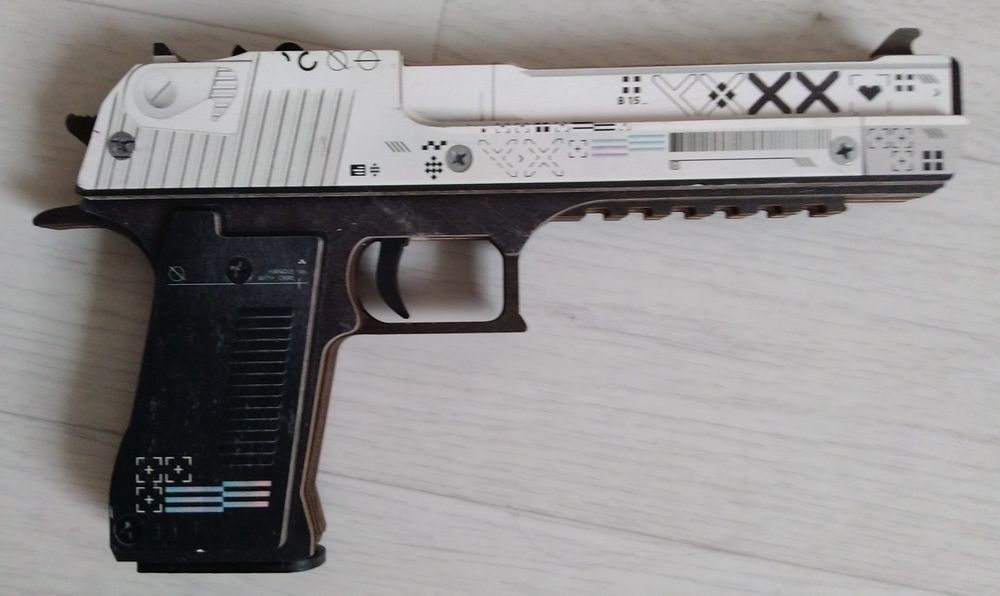 Игрушка CS GO пистолет/резинкострел из дерева.